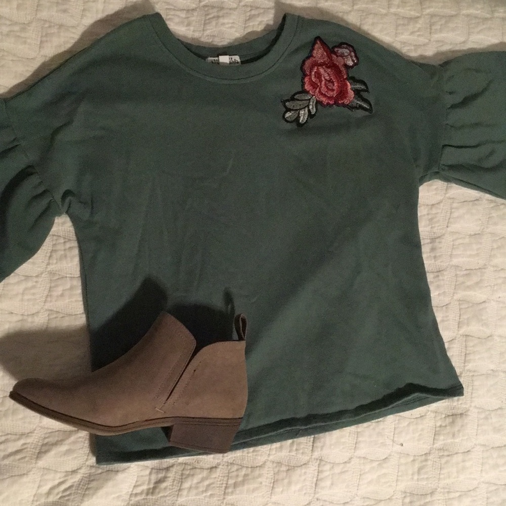 Embroidered army green trendy top